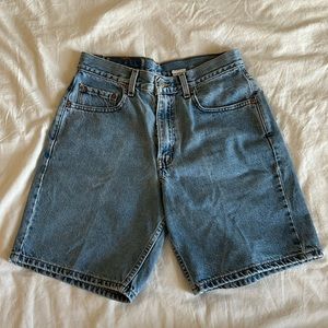 VINTAGE 90s LEVI’S 550 High Waisted Denim Jean Shorts 30 Mom Shorts Light Wash